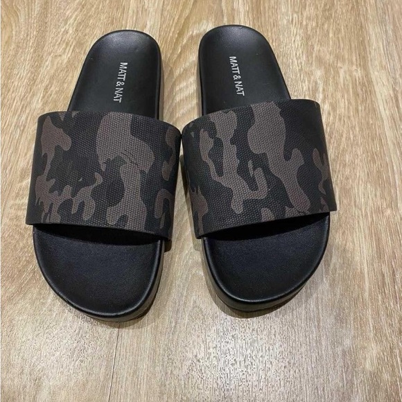 Matt & Nat Vegan Camo Slides - Picture 1 of 4